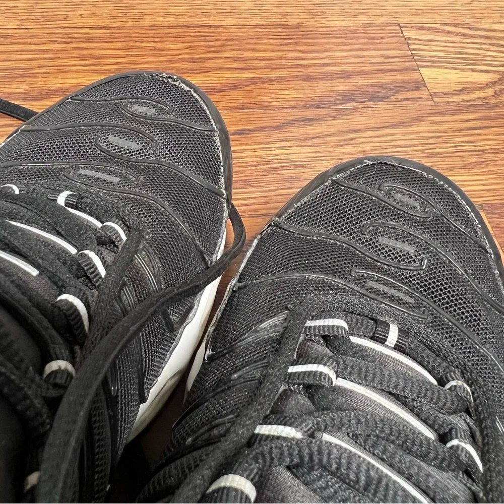 Nike Air Max Plus sneakers in the black and white colorway size Women’s 7.5